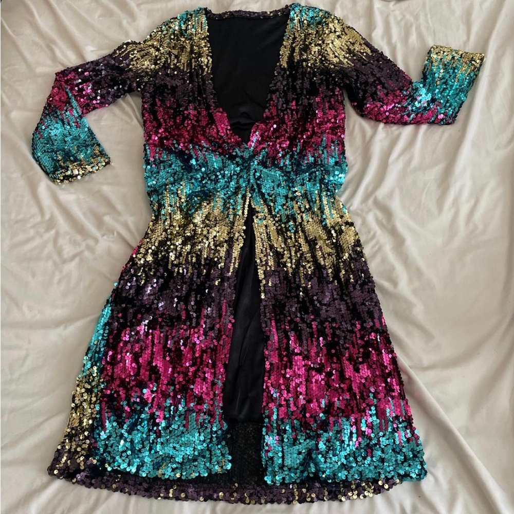 Sequenced overlay! Perfect for a glam look, costume or themed party.